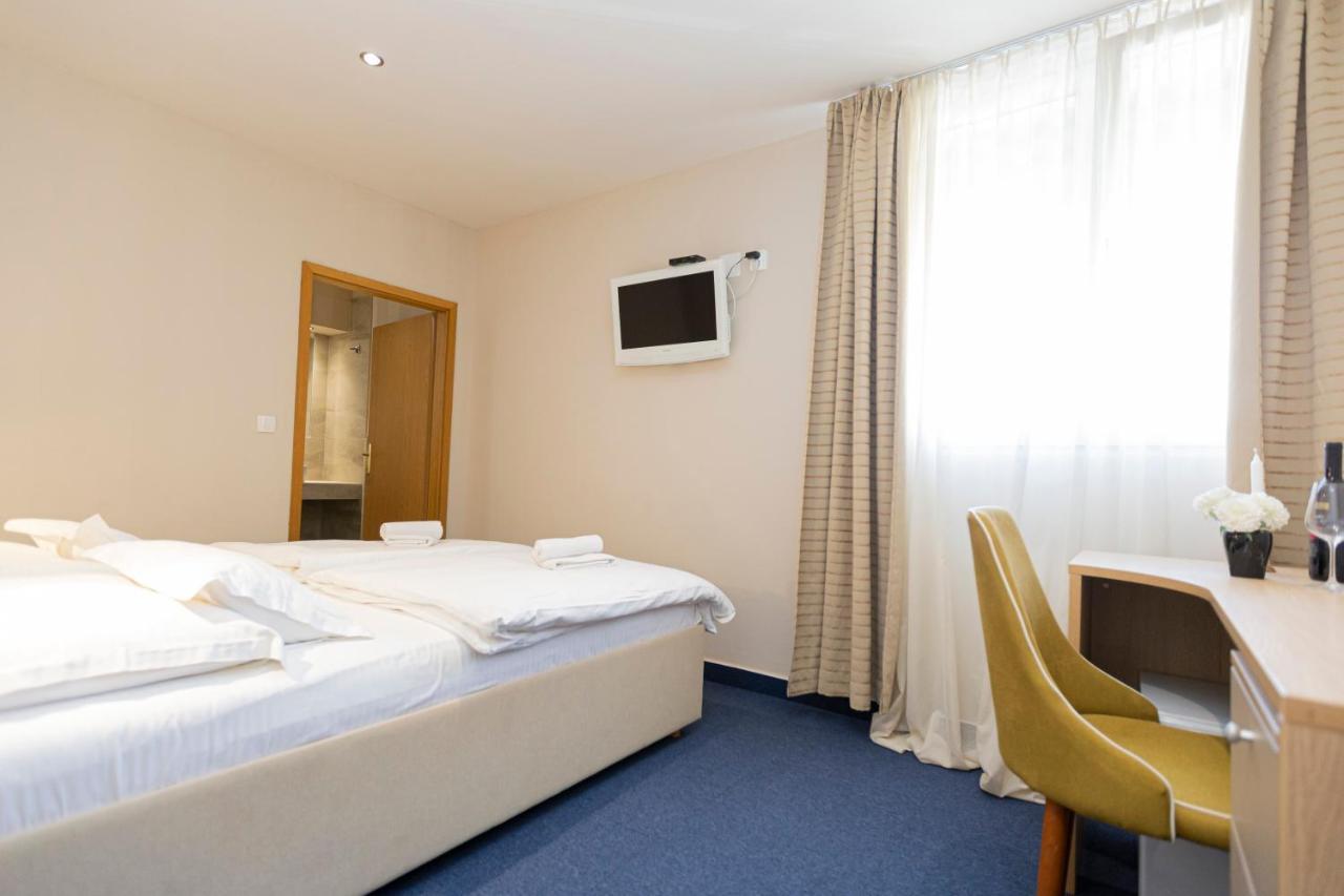 Hotel Bozikovina 3 ポドストラナ エクステリア 写真